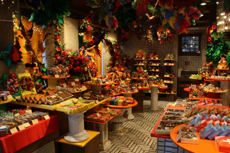 vitrine-CARCES-min_candy_store_chocolate_shop_chocolate_switzerland-393515