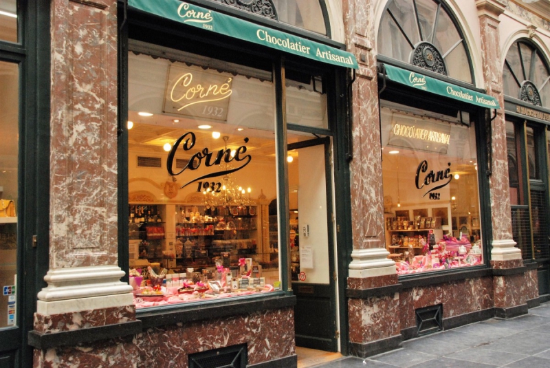 vitrine-CARCES-min_chocolate_chocolaterie_shop_luxury_chic_gallery_brussels_belgium-558146