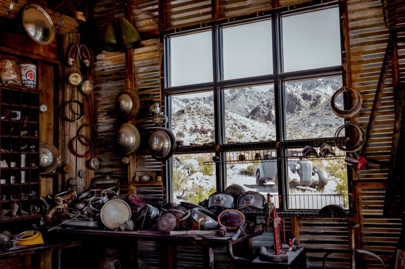 vitrine-CARCES-min_shop_window_part_junk_abandoned-138873